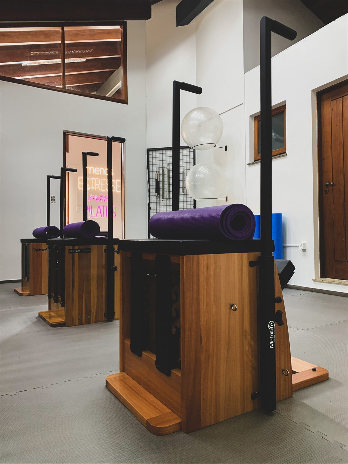Aparelhos de pilates em ambiente iluminado