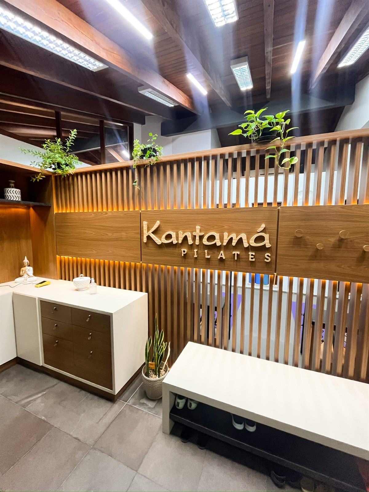 Parede com o nome Kantamá Pilates