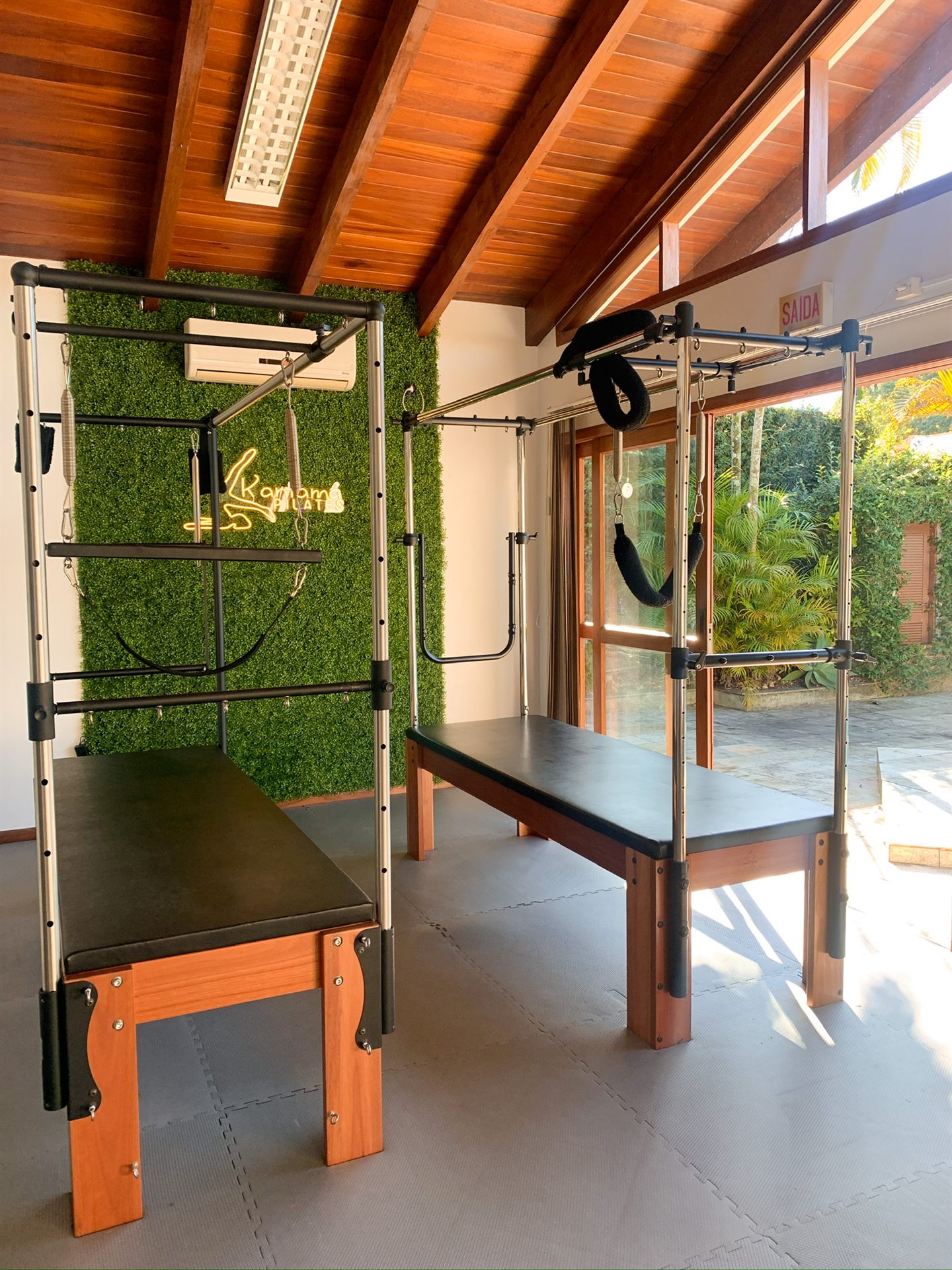 Ambiente da Kantamá Pilates com equipamentos e luz natural