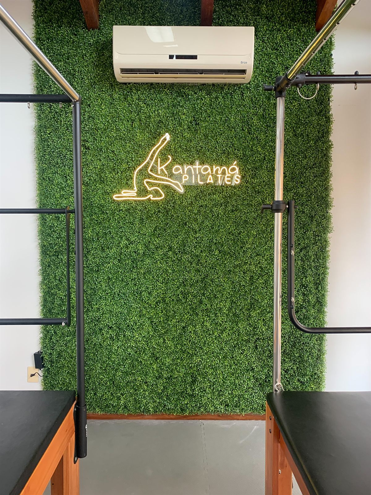 Área de pilates com letreiro iluminado da Kantamá
